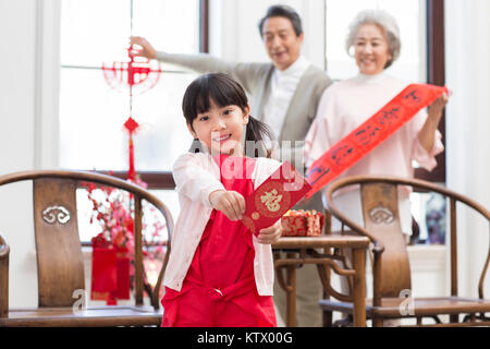 Happy little girl et grands-parents de célébrer le Nouvel An chinois Banque D'Images