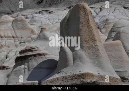 Formations de Hoodoo Rock en été, juste à l'est de Drumheller, en Alberta. Banque D'Images