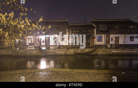 SHANGHAI 2012 : Vue de nuit Zhujiajiaozhen, une vieille ville traditionnelle de l'eau dans la région de Qingpu, Shanghai, Chine Banque D'Images