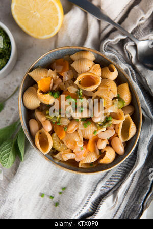 Coquilles de pâtes servis avec des haricots blancs et pesto Banque D'Images
