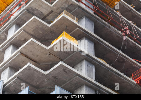 Bâtiment moderne est en cours de construction, des sols en béton. Fragment de façade avec des structures d'échafaudage Banque D'Images