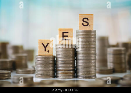 Stzck de pièces en bois avec des lettres de Scrabble Banque D'Images