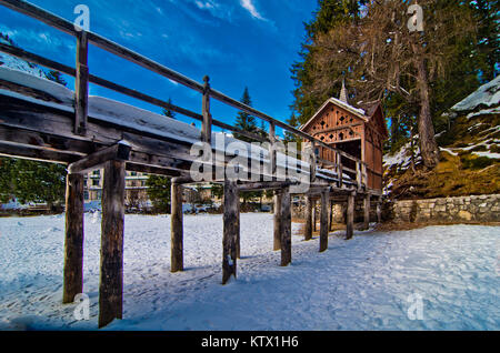 Petite jetée en bois avec abri sur la montagne lac Braies dans la neige avec un ciel bleu et des montagnes couvertes de neige Banque D'Images