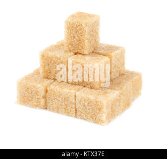 Cubes de sucre de canne brun isolé sur fond blanc Banque D'Images