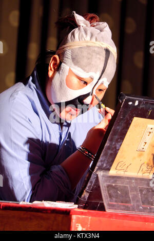 Un acteur d'opéra de Pékin, appliquant le maquillage Théâtre Liyuan, Beijing, Chine Banque D'Images