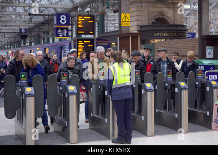 La gare centrale de Glasgow tourniquets billets durant les heures de pointe avec des files d'attente et de former le personnel la collecte de billets scotrail Banque D'Images