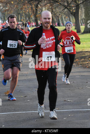 Autour de 1500 coureurs et marcheurs ont pris part à piste rouge UK, Journée mondiale de lutte contre le sida la collecte de fonds pour le VIH de bienfaisance. La course a commencé par Barbra Windsor dans le parc Victoria comprend : Philip Christopher Baldwin Où : London, Royaume-Uni Quand : 26 novembre 2017 Source : WENN.com Banque D'Images