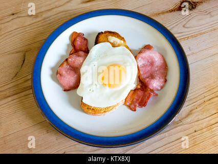 Repas de midi simple accueil plats œuf frit sur toast grillé avec bacon fumé Banque D'Images