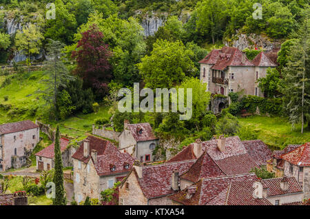 Vous pouvez voir les maisons, la végétation et les montagnes calcaires qui entourent l'arrière-plan le magnifique village de Saint Cirq Lapopie dans le sud Banque D'Images