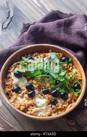 Bol de tomate, olive et riz à la mozzarella Banque D'Images