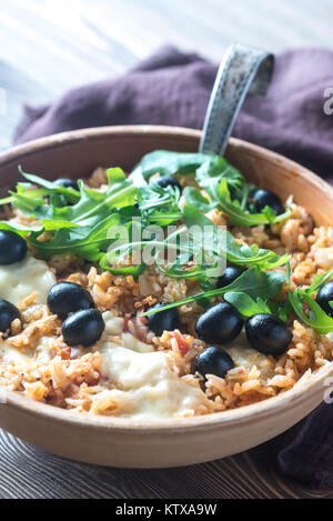 Bol de tomate, olive et riz à la mozzarella Banque D'Images