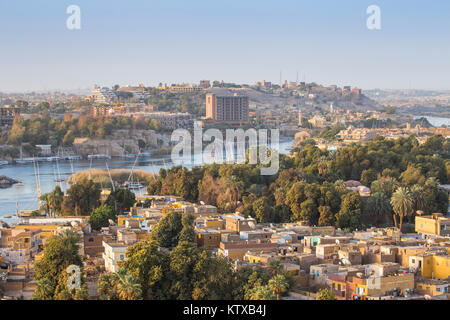 Voir d'Assouan à la recherche sur l'île Éléphantine vers la Cataract Hotel, Aswan, Égypte, l'Égypte, l'Afrique du Nord, Afrique Banque D'Images