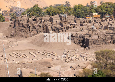 Vue vers l'île Éléphantine ruines sur Khnoum, Aswan, Égypte, l'Égypte, l'Afrique du Nord, Afrique Banque D'Images