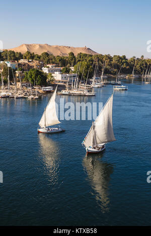 Vue sur le Nil et sur l'île Eléphantine Village nubien, Aswan, Égypte, l'Égypte, l'Afrique du Nord, Afrique Banque D'Images