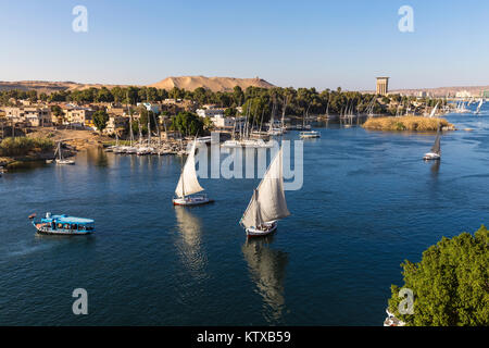 Vue sur le Nil et sur l'île Eléphantine Village nubien, Aswan, Égypte, l'Égypte, l'Afrique du Nord, Afrique Banque D'Images