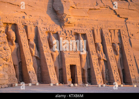 Le petit temple, dédié à Nefertari et orné de statues du roi et de la Reine, Abu Simbel, Site du patrimoine mondial de l'UNESCO, l'Égypte, l'Afrique du Nord, Banque D'Images