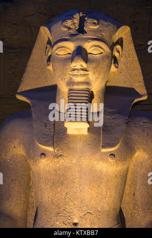 Colosses de Ramsès II dans la première cour, le temple de Louxor, UNESCO World Heritage Site, Luxor, Egypte, Afrique du Nord, Afrique Banque D'Images