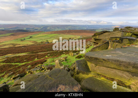 Stanage Edge et meules en automne, Hathersage, parc national de Peak District, Derbyshire, Angleterre, Royaume-Uni, Europe Banque D'Images