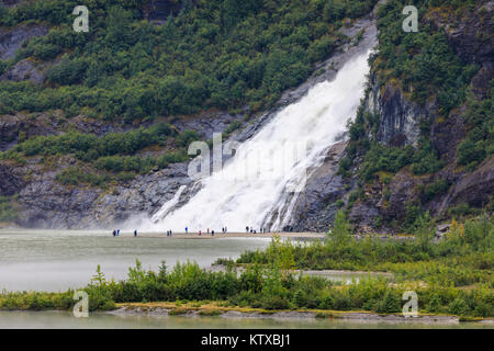 Nugget Falls Cascade, elevated view de Mendenhall Glacier Centre des visiteurs, la Forêt Nationale Tongass, Juneau, Alaska, États-Unis d'Amérique du Nord, un Banque D'Images