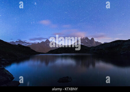 Shooting stars sur les pics rocheux de l'Aiguille Verte et Les Drus, Lacs De Cheserys, Chamonix, Haute Savoie, Alpes, France, Europe Banque D'Images