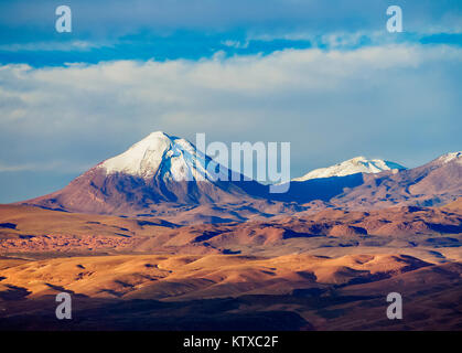 Vue sur le désert d'Atacama vers le Cerro Colorado, San Pedro de Atacama, région d'Antofagasta, Chili, Amérique du Sud Banque D'Images