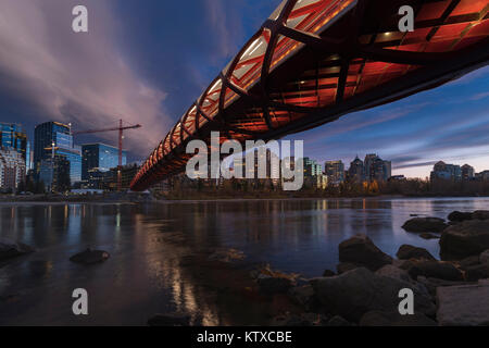 La ville de Calgary avec pont de la Paix, Calgary, Alberta, Canada, Amérique du Nord Banque D'Images