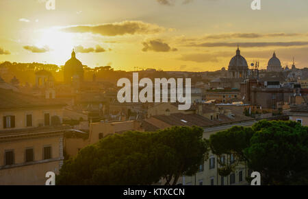 Vue du coucher de soleil sur la Ville Éternelle depuis le haut de Altare della Patria (Monumento Nazionale a Vittorio Emanuele II) monument, Rome, Latium, Italie, Europe Banque D'Images