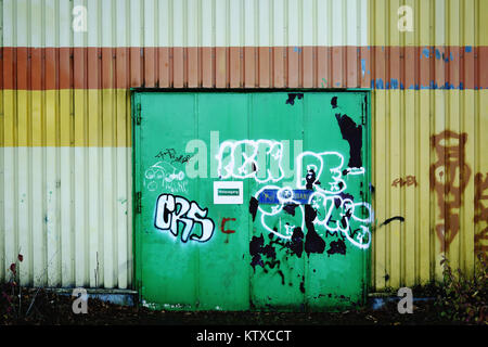 Une porte en acier peint graffiti ou porte coupe-feu et de secours. Banque D'Images