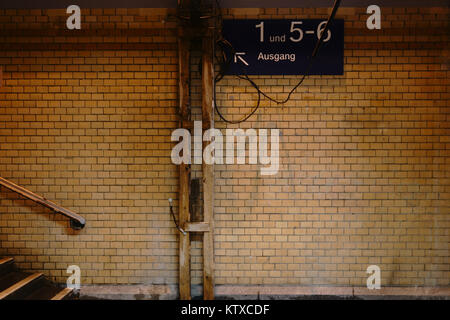 La sortie d'un vieux tunnel station nostalgique avec des murs carrelés. Banque D'Images