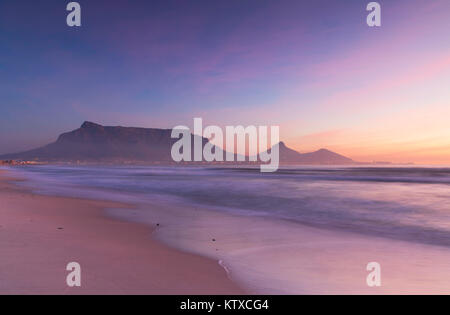 Vue de la Table Mountain à partir de Milnerton plage au coucher du soleil, Cape Town, Western Cape, Afrique du Sud, l'Afrique Banque D'Images