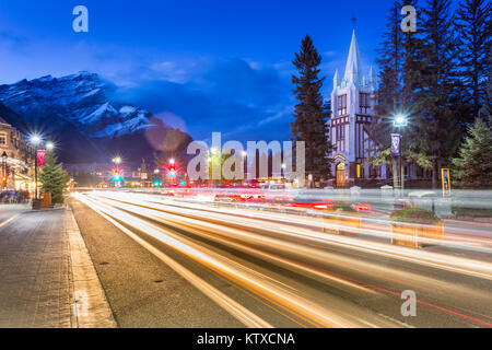 Les feux de piste sur l'Avenue Banff et St Paul's Presbyterian Church, neige sommet visible à travers les nuages, Banff, Banff National Park, Alberta, Canada, Amérique du Banque D'Images