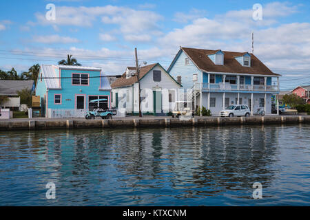 Maisons sur Bay Street, New Plymouth, Green Turtle Cay, Abaco Islands, Bahamas, Antilles, Amérique Centrale Banque D'Images