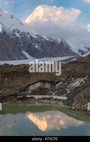 Khan Tengri Glacier vue au coucher du soleil depuis le camp de base, de montagnes de Tian Shan Central, frontière du Kirghizistan et de la Chine, le Kirghizistan, l'Asie centrale, une Banque D'Images