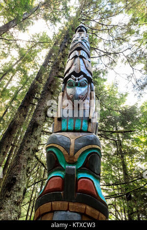 Yaadaas Crest Pôle d'angle, le Tlingit totem, forêt tropicale, Parc historique national de Sitka, Sitka, l'île Baranof, Alaska, United States of America, Nort Banque D'Images