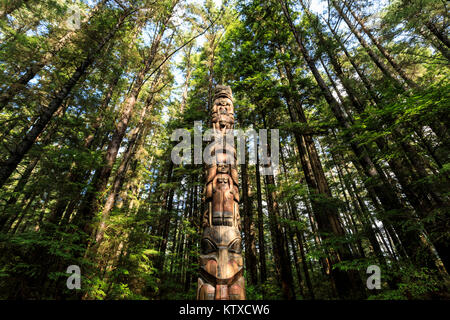 Lakich'INEI, Totem Pole Tlingit, éclairé par le soleil en forêt tropicale, le parc historique national de Sitka, Sitka, l'île Baranof, Alaska, États-Unis d'Amérique, Banque D'Images