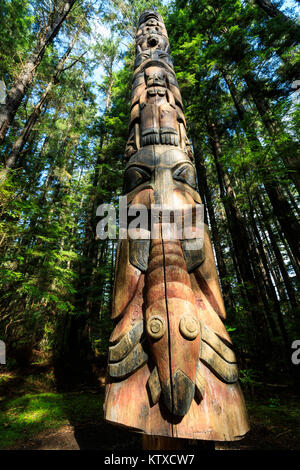 Lakich'INEI, Totem Pole Tlingit, éclairé par le soleil en forêt tropicale, le parc historique national de Sitka, Sitka, l'île Baranof, Alaska, États-Unis d'Amérique, Banque D'Images