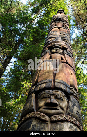 Légende des moustiques, Totem Pole Tlingit, forêt tropicale, l'été, le parc historique national de Sitka, Sitka, l'île Baranof, Alaska, United States of America, N Banque D'Images