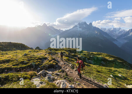 Les randonneurs sur le chemin de lacs de Cheserys d'Argentière avec les Drus et l'Aiguille Verte à l'arrière-plan, Haute Savoie, Alpes, France, Europe Banque D'Images