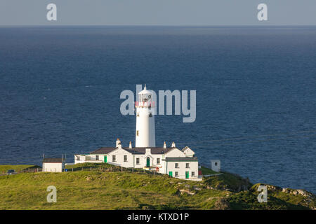 Fanad Head Lighthouse et l'océan Atlantique, dans le comté de Donegal, Ulster, République d'Irlande, Europe Banque D'Images