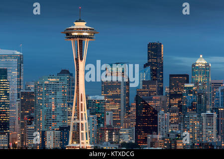 Seattle City skyline at night avec les immeubles de bureaux lumineux et Space Needle vu de jardin public près de Kerry Park, Seattle, Washington State, Banque D'Images