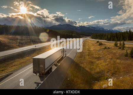 La circulation sur l'autoroute Trans Canada 1, Canadian Rockies, Banff National Park, site du patrimoine mondial de l'UNESCO, de l'Alberta, au Canada, en Amérique du Nord Banque D'Images