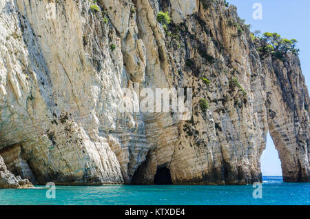 Grottes de récifs et des ouvertures percées par les eaux claires de la mer Ionienne, sur la côte de l'île de Zakynthos Banque D'Images