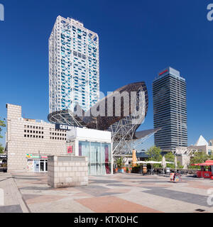 La Tour Mapfre, Tour des Arts, Peix, poisson sculpture par Frank Owen Gehry, du Port Olympique, Barcelone, Catalogne, Espagne, Europe Banque D'Images