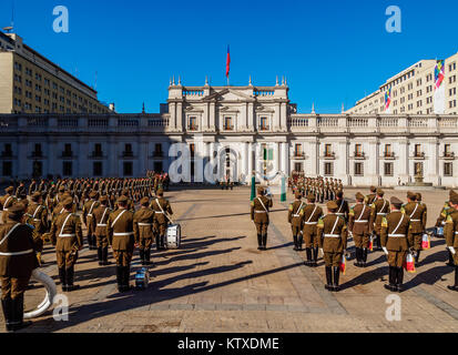 Changement de la garde au Palais de la Moneda, Plaza de la Constitucion, Santiago, Chili, Amérique du Sud Banque D'Images