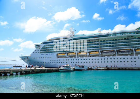 Bateau de croisière sur l'eau Aqua de Bonaire Banque D'Images