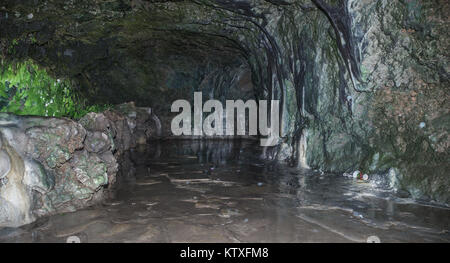 Grotte près de la cascade de Duden supérieur à Antalya. Banque D'Images