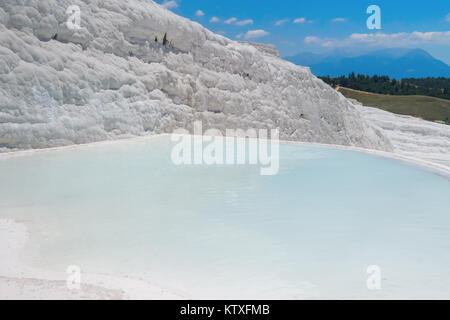 Vue d'un mur de calcaire blanc à Pamukkale Banque D'Images