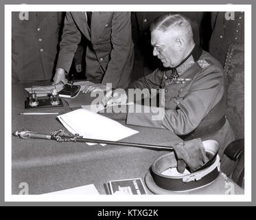 Le Maréchal Wilhelm Keitel, signant l'acte de cession pour l'Armée allemande sur le siège russe à Berlin, Allemagne, le 7 mai 1945. Banque D'Images