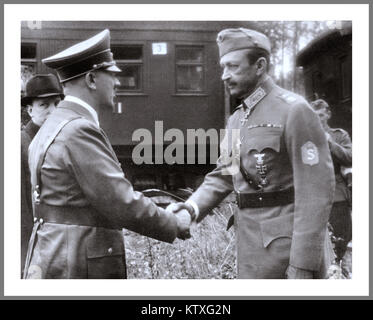 MANNERHEIM / Hitler se serrer la main.. Adolf Hitler a décidé de visiter la Finlande le 4 juin 1942, officiellement pour féliciter de son 75e anniversaire de Mannerheim. Mannerheim, mais n'a pas voulu le rencontrer dans son quartier général de Mikkeli ou à Helsinki, comme il aurait semblé comme une visite d'État officielle. La rencontre a eu lieu près de Imatra, dans le sud-est de la Finlande, et a été organisée dans le secret de l'Aérodrome Immola, Hitler, accompagné par le Président Ryti, a été conduit à l'endroit où nous attendait à Mannerheim une voie de garage. La réunion n'était pas concluant... Banque D'Images