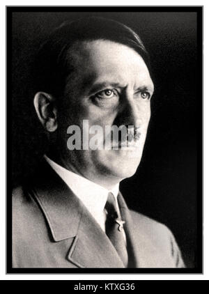 PORTRAIT D'ADOLF HITLER le studio B&W des années 1930 posa la tête et l'épaule portrait photographie d'Adolf Hitler en uniforme par le photographe personnel de Heinrich Hoffman Hitler (également ID: 2F9G747) Banque D'Images